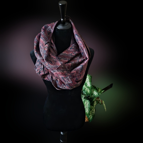 Women's scarf - Picture 2 of 5